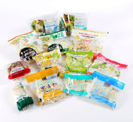 　グンゼの包装用フィルムを使ったカット野菜などの商品（同社提供）