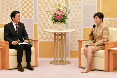 東京都の小池百合子知事(右)と面会する、日本ラグビー協会の土田雅人会長=6日、都庁