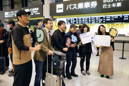 成田空港に到着し、笑顔で記念撮影をする南極観測隊員ら＝６日午後