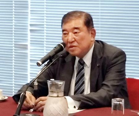 東京都内で講演する自民党の石破前首相＝６日午後、東京都内