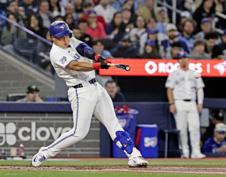 ドジャース戦の1回、左前打を放つブルージェイズ・岡本=トロント(共同)