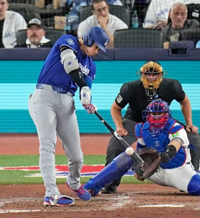ブルージェイズ戦の6回、2試合連続本塁打となる3号ソロを放つドジャース・大谷=トロント(共同)