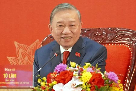 １月、ベトナムの首都ハノイで会見するトー・ラム共産党書記長（共同）