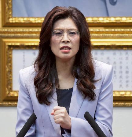 中国へ出発前、記者会見する鄭麗文氏＝７日、台北（共同）