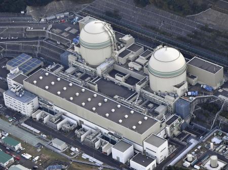 　関西電力高浜原発３号機。右は４号機＝２０２２年１２月、福井県高浜町
