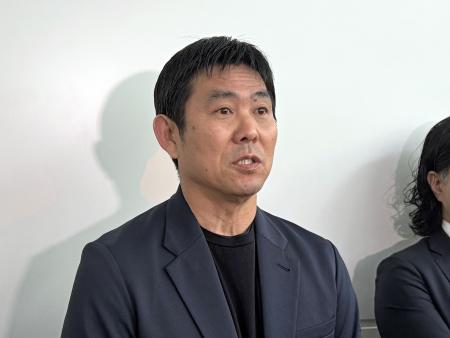 欧州視察から帰国し取材に応じる森保監督=7日、羽田空港