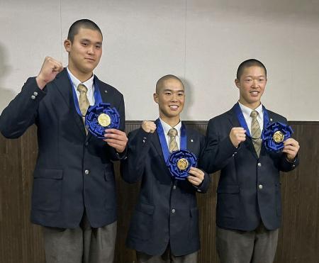 　選抜高校野球大会の優勝報告会を終え、取材に応じる大阪桐蔭の黒川虎雅主将（中央）ら＝７日、大阪府大東市