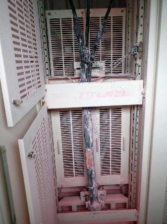 火災で燃えた高圧配電盤内のケーブル=7日午前、茨城県東海村の加速器施設「J―PARC」(高エネルギー加速器研究機構提供)