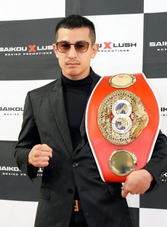 記者会見でポーズをとるIBFフライ級王者の矢吹正道=7日、名古屋市