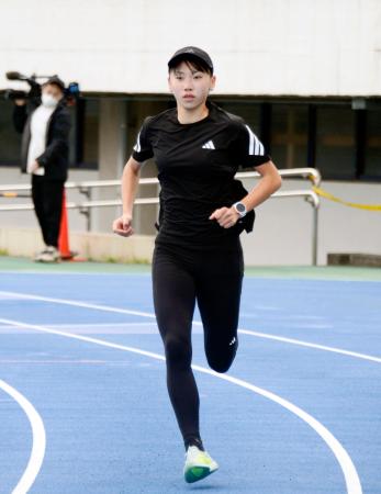 練習を公開した陸上女子の久保凜＝東京都内