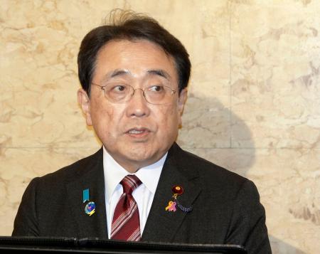 閣議後に記者会見する赤沢経産相=7日午前、国会