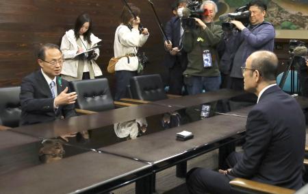 石川県輪島市の坂口茂市長（右）と意見交換する山野之義知事＝７日午後、輪島市役所