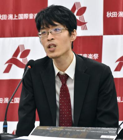 記者会見する「秋田・潟上国際音楽祭」の千田桂大委員長＝７日午後、秋田市