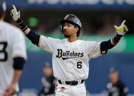 ７回、勝ち越し打を放ちポーズをとるオリックス・宗＝京セラドーム