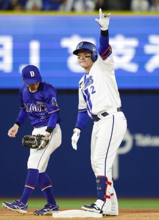 ４回、２点二塁打を放ったＤｅＮＡ・牧（右）＝横浜