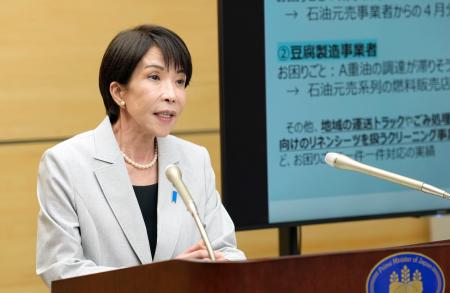 記者団の取材に応じる高市首相＝７日午後、首相官邸