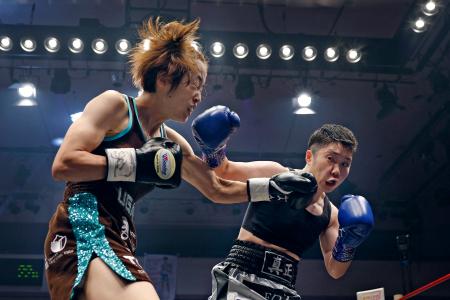 　１回、打ち合う鵜川菜央（左）と山中菫＝後楽園ホール