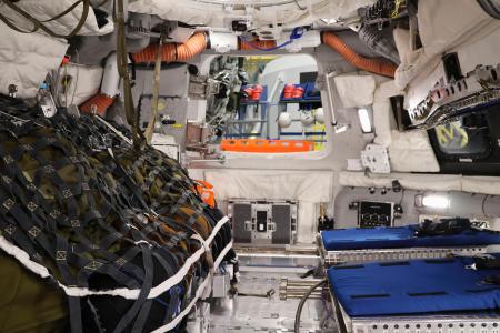 　ＮＡＳＡが公開した宇宙船オリオンの実物大模型内部＝７日、米テキサス州ヒューストンのジョンソン宇宙センター（共同）