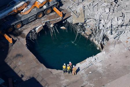 足場が崩れ５人の作業員が巻き込まれる事故があった、ＪＦＥスチール東日本製鉄所敷地内の作業現場＝８日午前９時１９分、川崎市川崎区（共同通信社ヘリから）