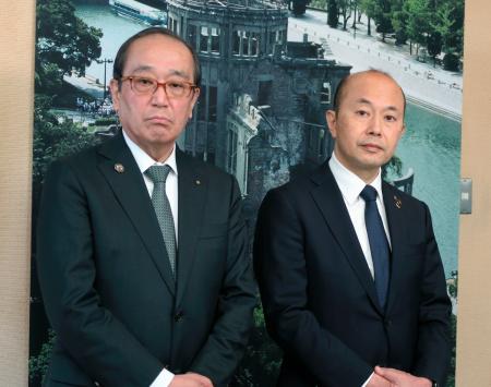在日米大使館訪問後、取材に応じる広島市の松井一実(左)、長崎市の鈴木史朗両市長=8日午前、東京都千代田区