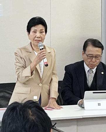 日本維新の会の議員と意見交換する袴田ひで子さん（左）＝８日午前、国会