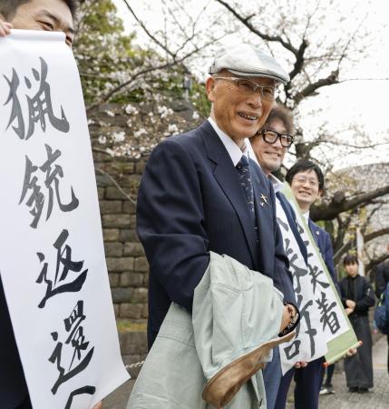 猟銃所持許可取り消しを巡る訴訟の最高裁判決で勝訴し、取材に応じる北海道猟友会砂川支部長の池上治男さん＝３月２７日、東京都千代田区