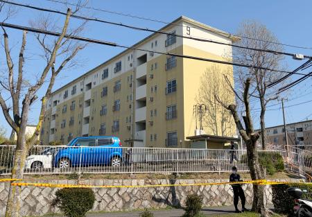 　女性２人が血を流した状態で見つかった大阪府和泉市の集合住宅＝８日午後２時４９分