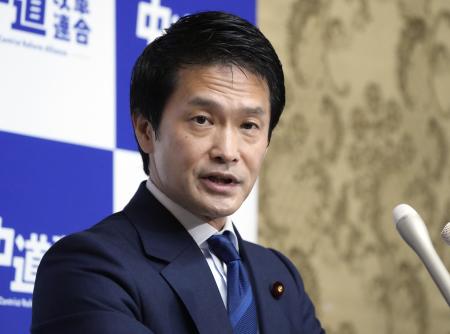 記者会見する中道改革連合の小川代表=3月、国会