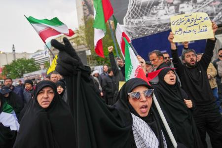 停戦合意が発表された後、スローガンを連呼するイラン政府支持者＝８日、テヘラン（ＡＰ＝共同）