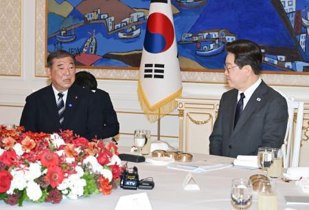 ８日、韓国大統領府で会談する石破茂前首相（左）と李在明大統領（共同）