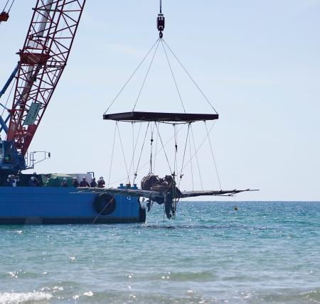 引き揚げられる戦闘機「紫電改」の機体＝８日午後、鹿児島県阿久根市