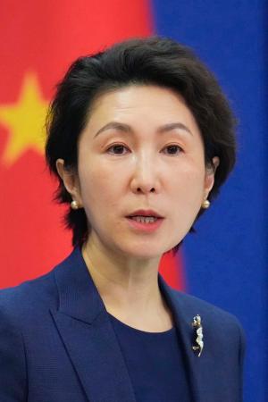 記者会見する中国外務省の毛寧報道局長＝８日、北京（共同）