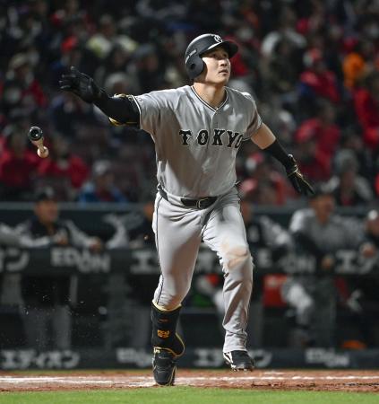 ９回巨人無死二塁、泉口が右越えに逆転２ランを放つ＝マツダ