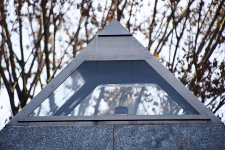 　福岡県八女市の「平和の塔」にともる広島原爆の「残り火」