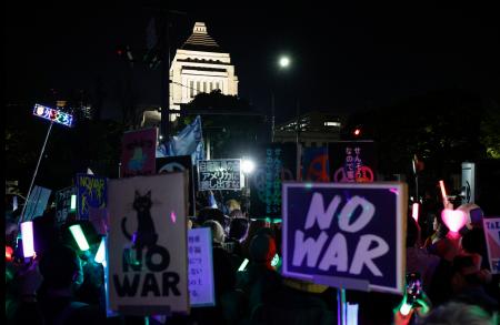 国会前で開かれた平和憲法の維持を求める市民団体の集会＝８日夜