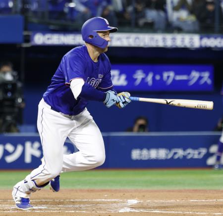 １１回中日１死満塁、ボスラーが一塁に決勝の適時内野安打を放つ＝横浜