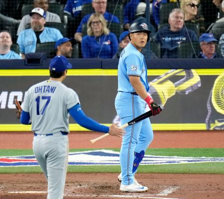 　ドジャース戦の６回、三邪飛に倒れたブルージェイズ・岡本。投手大谷＝トロント（共同）