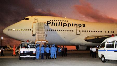 機内で爆発が起き那覇空港に緊急着陸したフィリピン航空機＝１９９４年１２月
