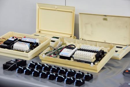 　暴力団対策課が押収した分電盤＝９日午前、警視庁原宿署