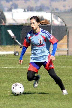 練習するサッカー女子日本代表主将の長谷川＝オークランド（共同）