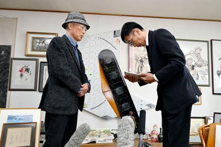 北海道公安委員会からの謝罪の言葉を受ける道猟友会砂川支部長の池上治男さん（左）＝９日午前、北海道砂川市