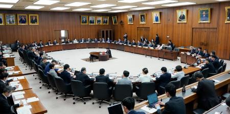 衆院憲法審査会＝９日午前