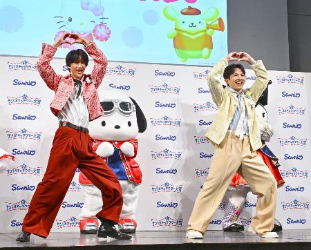 「2026年サンリオキャラクター大賞」開幕イベントに登場し、ダンスを披露する曽野舜太(左)と吉田仁人=9日、東京都目黒区