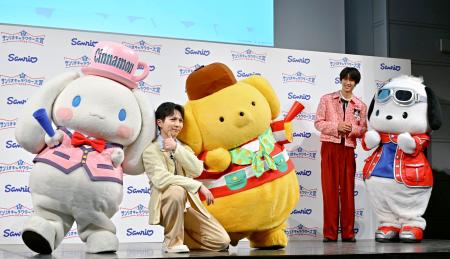 「2026年サンリオキャラクター大賞」開幕イベントでポーズをとる吉田仁人。右は曽野舜太=9日、東京都目黒区