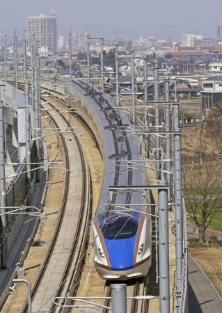 福井市内を走行する北陸新幹線=2024年3月