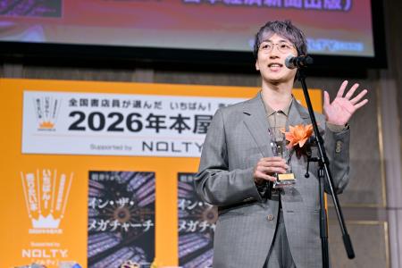 小説「イン・ザ・メガチャーチ」で２０２６年本屋大賞を受賞した朝井リョウさん＝９日午後、東京都港区