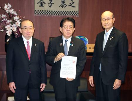 　建設、不動産の業界団体から報告を受けた金子国交相（中央）。右は日本建設業連合会の宮本洋一会長＝９日午前、国交省