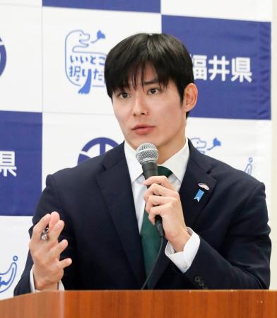 記者会見する福井県の石田嵩人知事＝９日午前、福井県庁