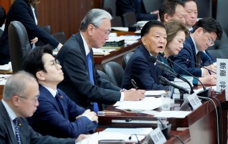 衆院憲法審査会で発言する自民党の新藤義孝氏(手前から4人目)=9日午前