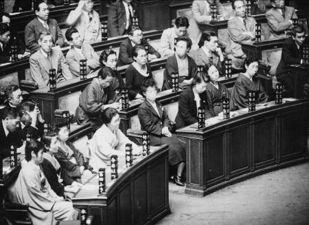 戦後初の選挙で当選、議席に着いた女性議員＝１９４６年５月１６日